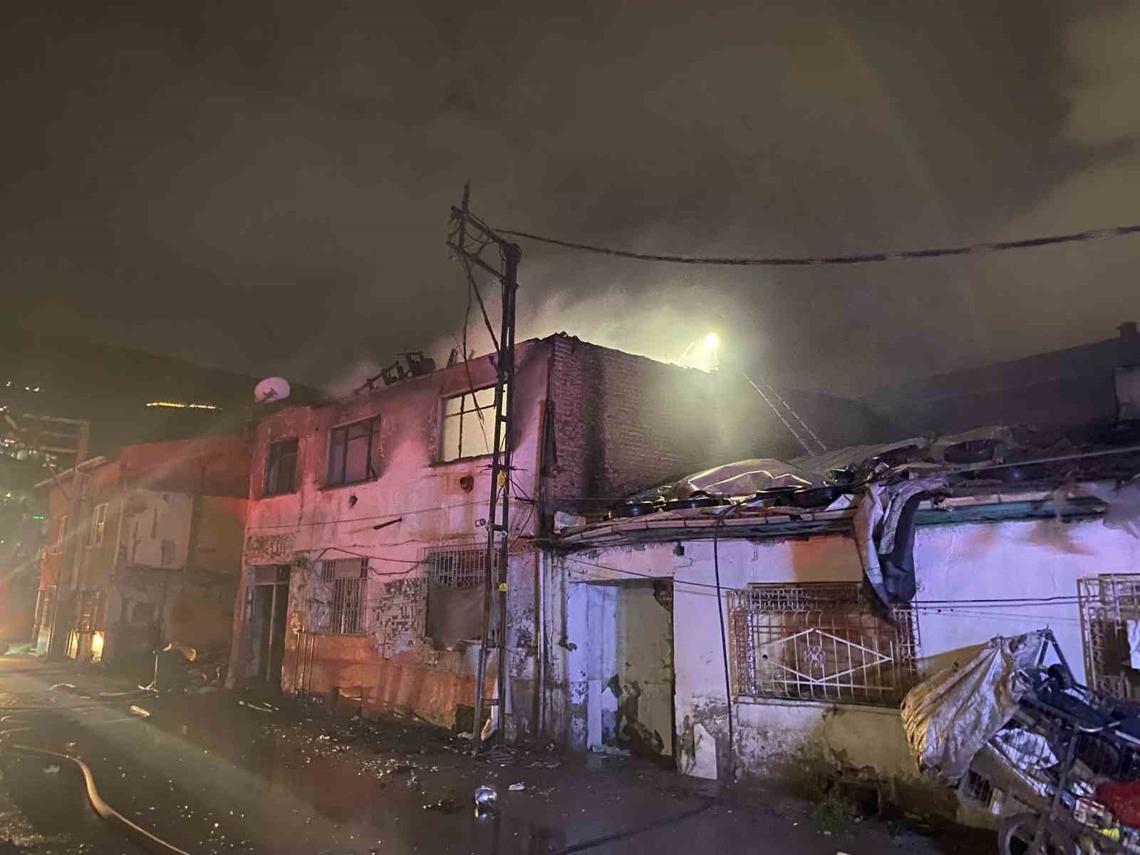 Sobadan çıkan yangın evi küle çevirdi