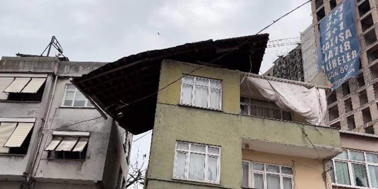 İstanbul’da lodos dehşeti: Çatı uçtu, otomobiller hurdaya döndü