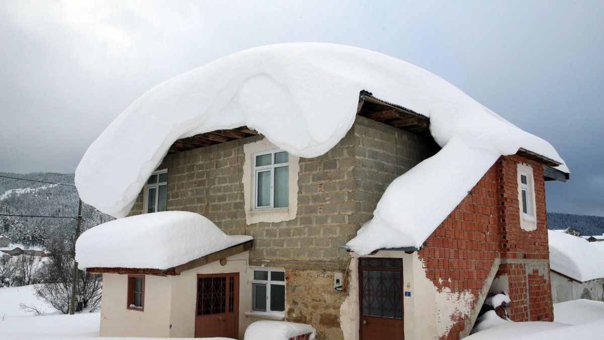 Kar yüksekliği 1,5 metreyi aştı: Evler adeta kayboldu