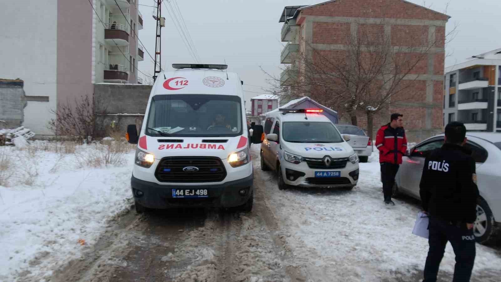 Doğalgaz şüphesi: Karı-koca hastaneye kaldırıldı