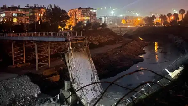 Hatay'da yayaların kullandığı köprü çöktü