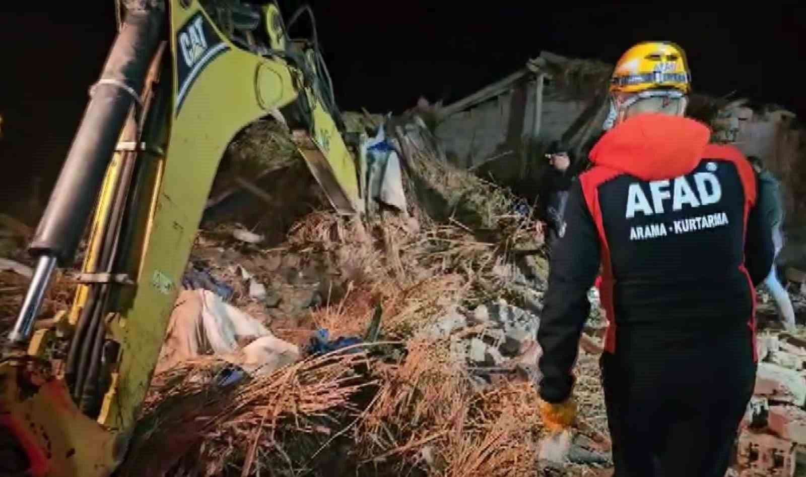 Aksaray'da mandıra çöktü: Çok sayıda hayvan telef oldu