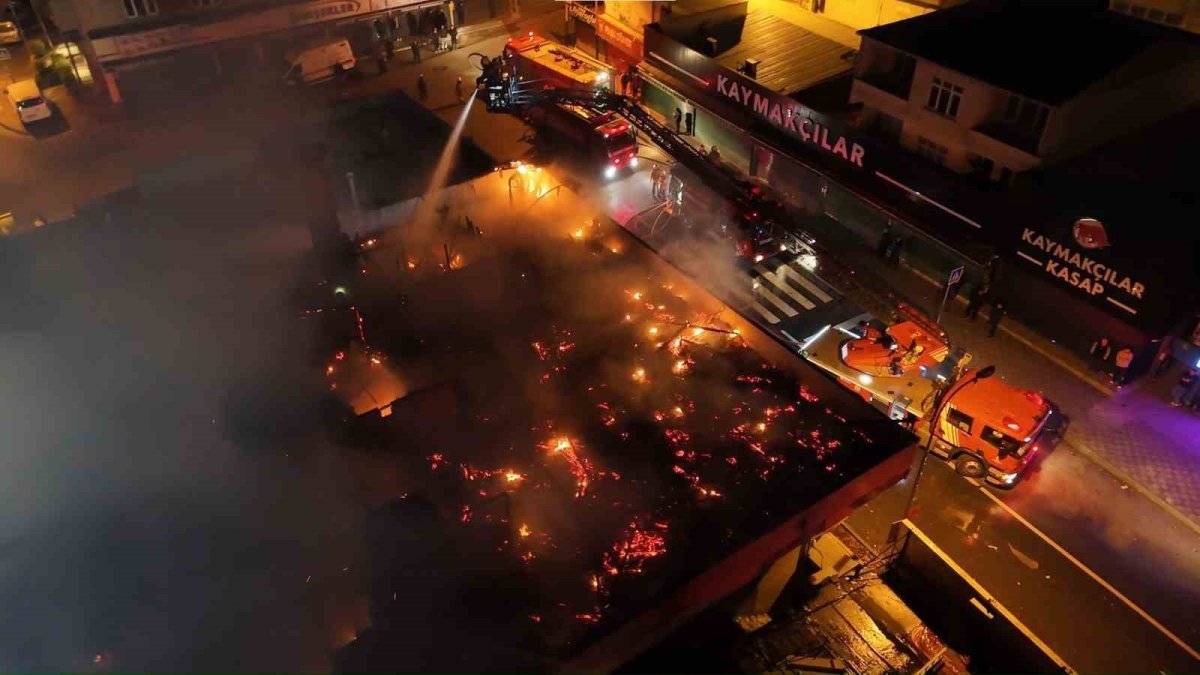 Ataşehir’de iki katlı binanın çatısında yangın paniği