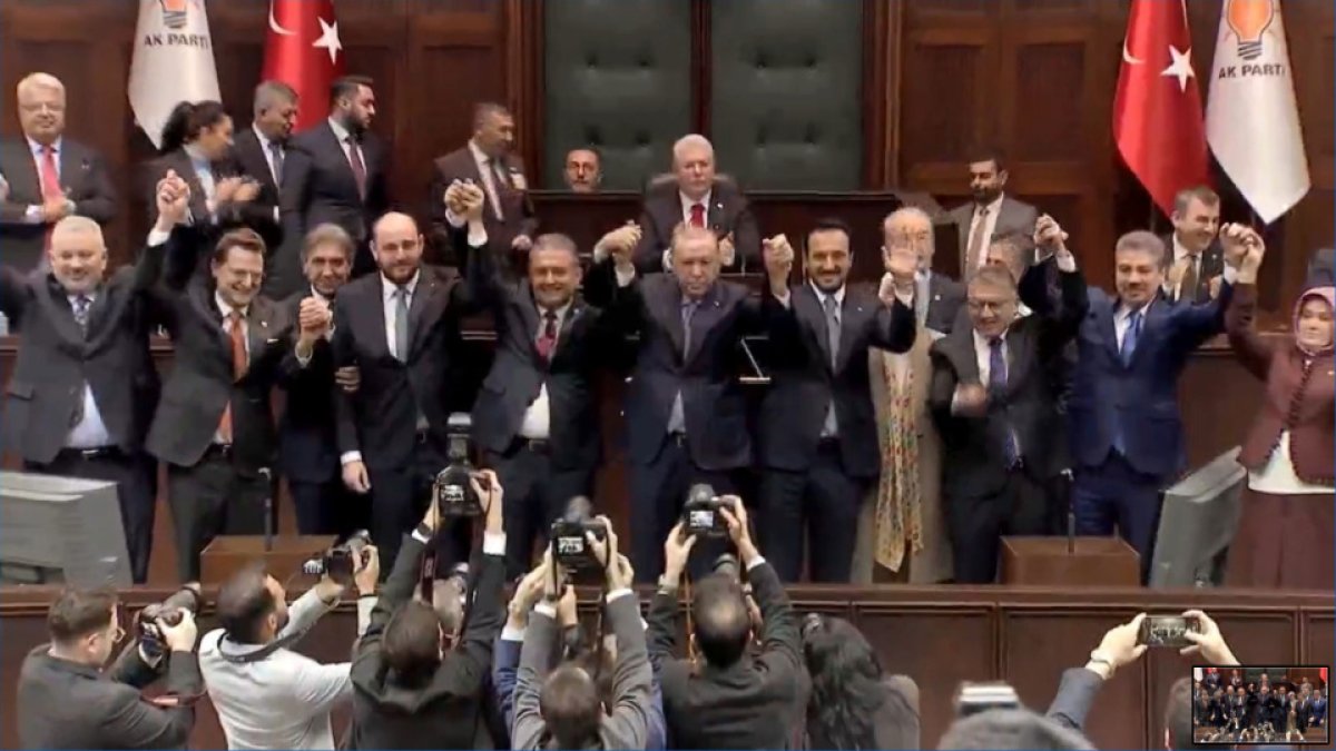 Üç milletvekili AK Parti’ye katıldı: Rozetlerini Erdoğan taktı