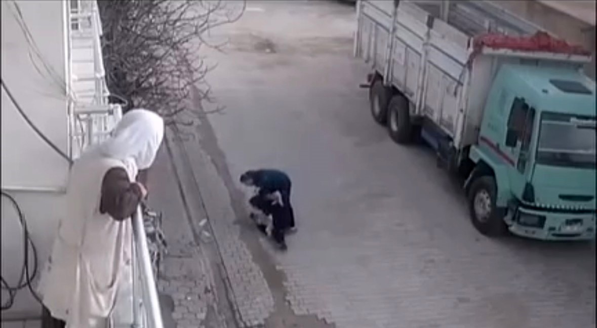 Mardin'de dehşet: Tanımadığı bebekli anneye ve 1 çocuğa saldırdı