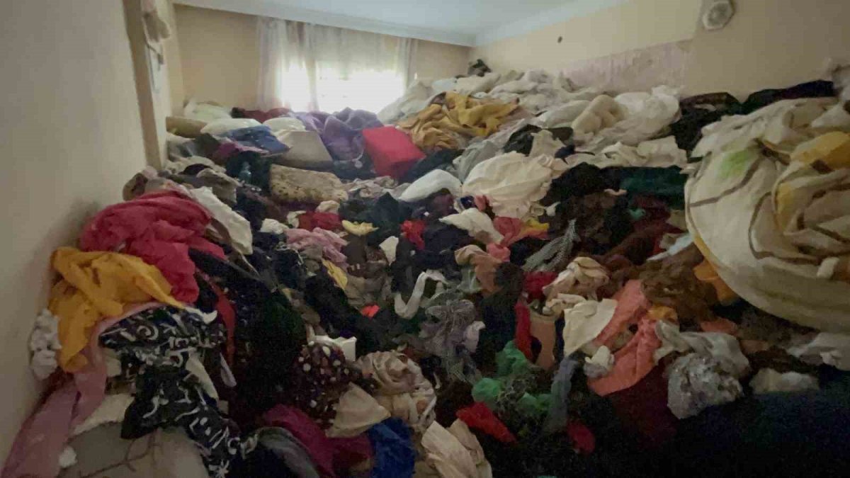 İstiflediği giysi yığınlarının arasında ölü bulundu