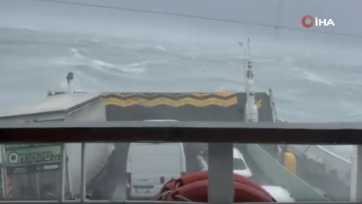 Arabalı feribotta büyük panik: Yüzlerce yolcu mahsur kaldı