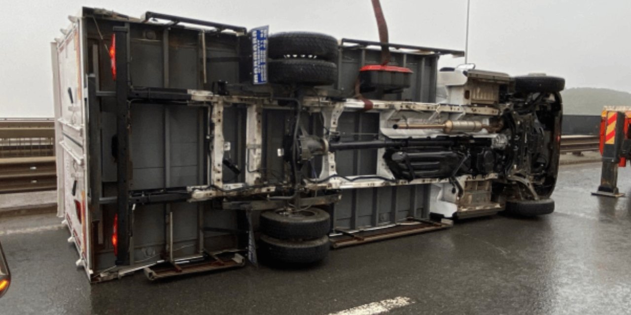 Fırtına dehşeti! Tonlarca ağırlıktaki tır’lar otoyolda yan yattı