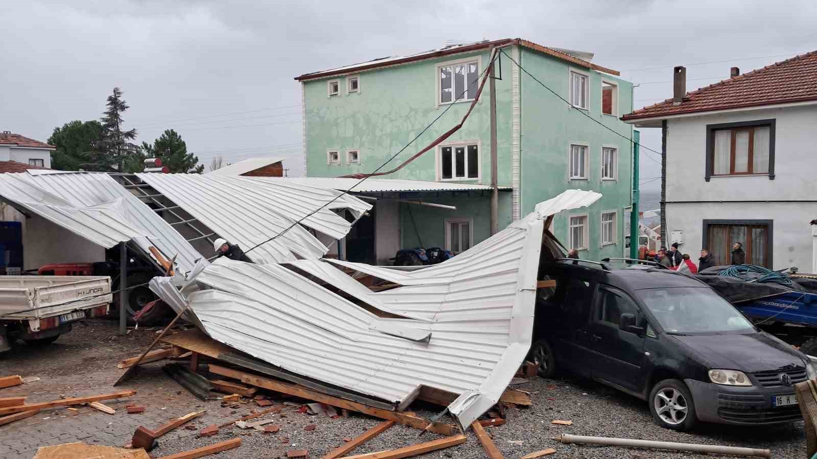 Bursa'da fırtına çatıları uçurdu