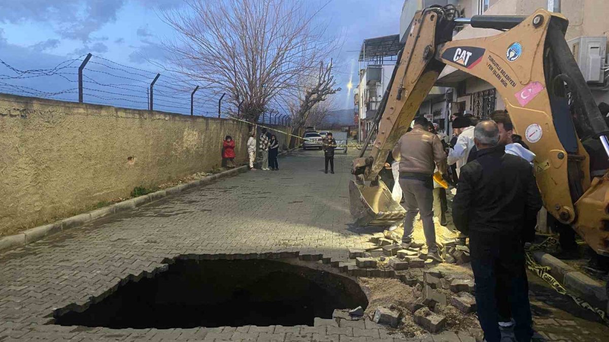 Manisa'da yol çöktü, insan kemikleri ortaya çıktı