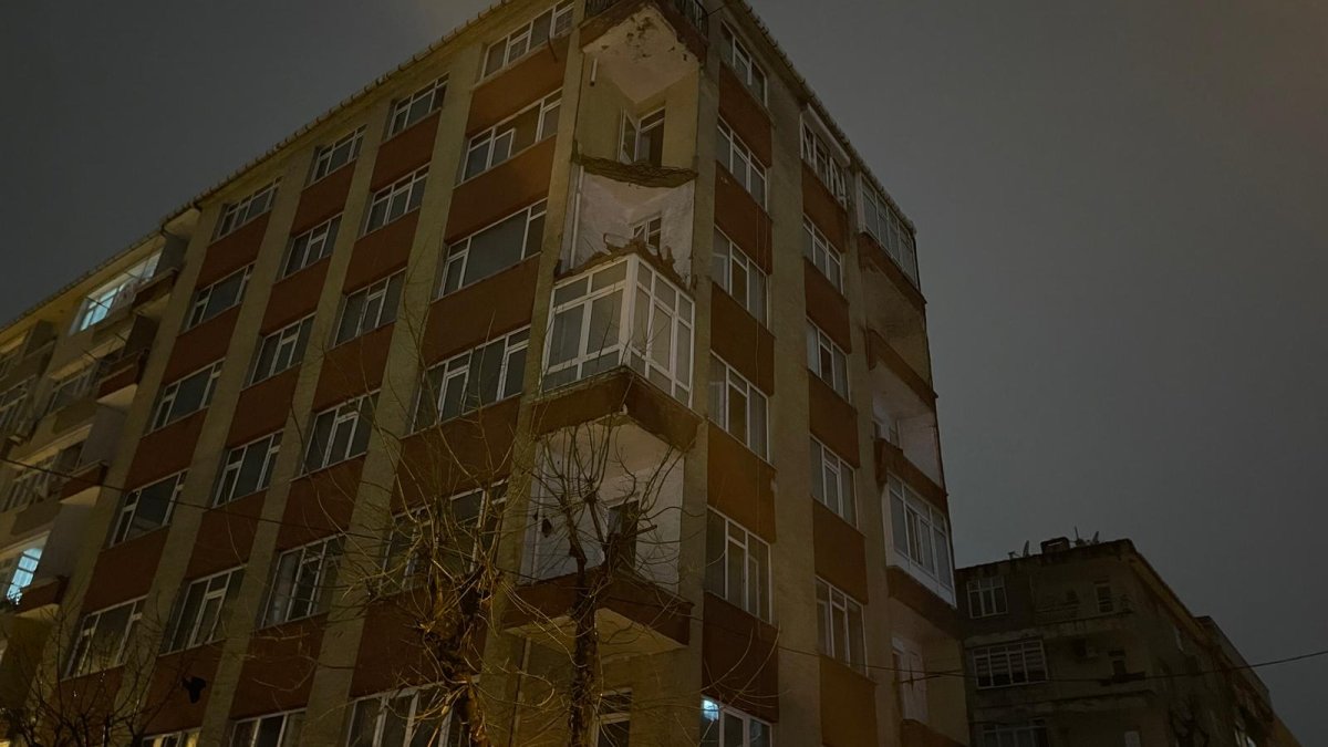 İstanbul'da sağanak: Bahçelievler'de binanın balkonu çöktü