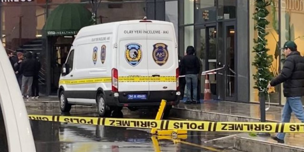 İstanbul'da bir sitede kargo paketi güvenliklerin elinde patladı! 3 yaralı