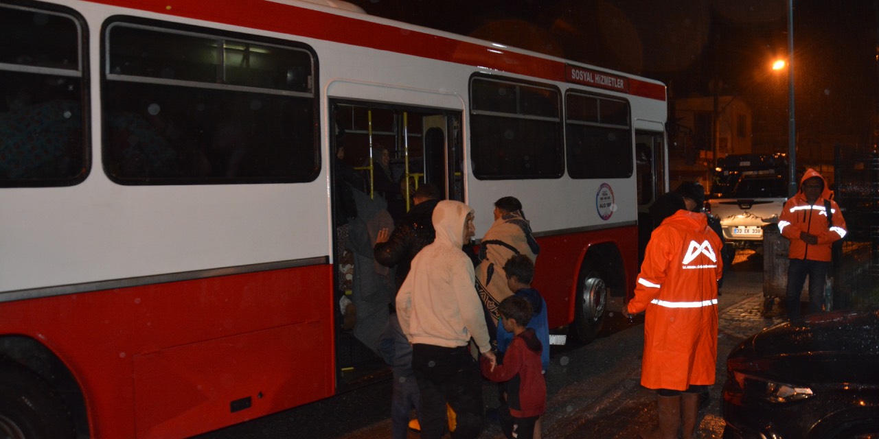 Tarsus’ta su baskını nedeniyle mahsur kalan tarım işçileri tahliye edildi