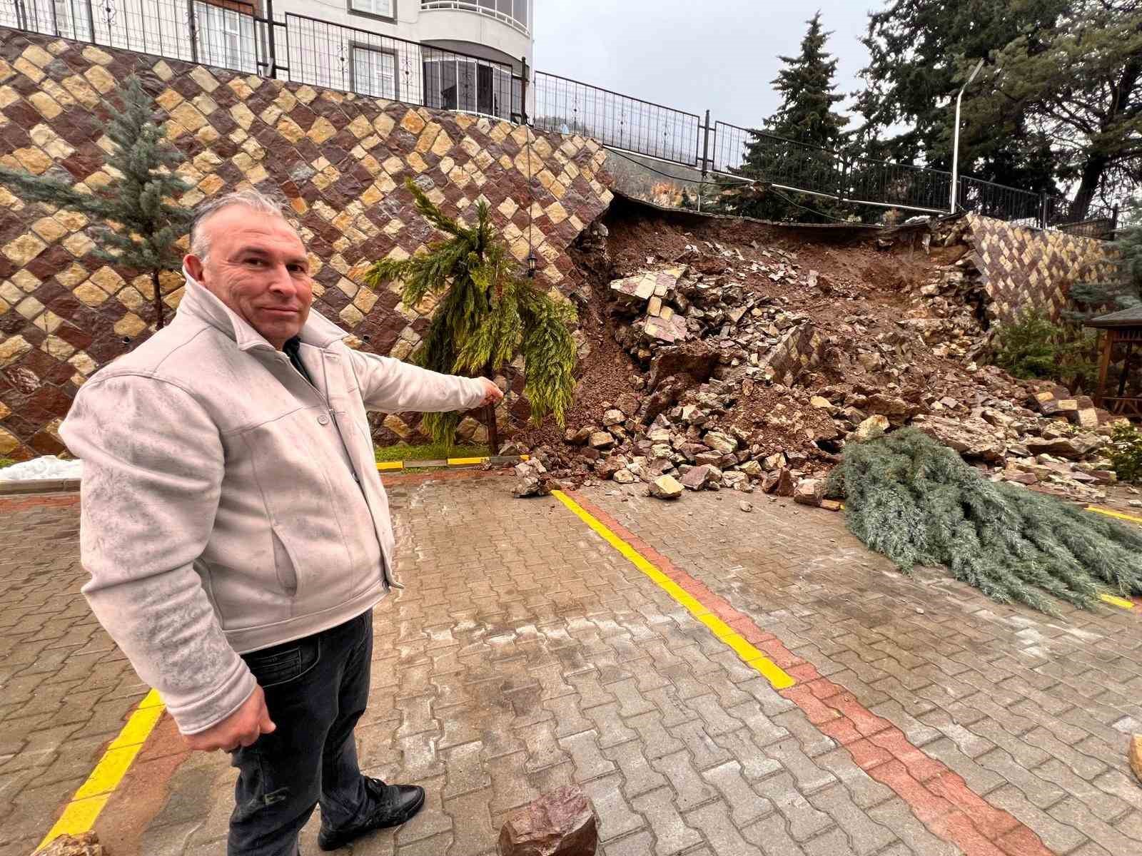 Sağanak sonrası istinat duvarı çöktü