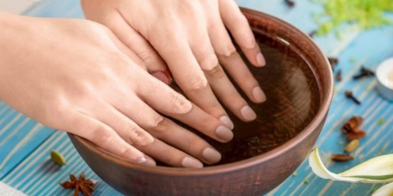 Sararan tırnakları anında beyazlatan doğal yöntem ortaya çıktı