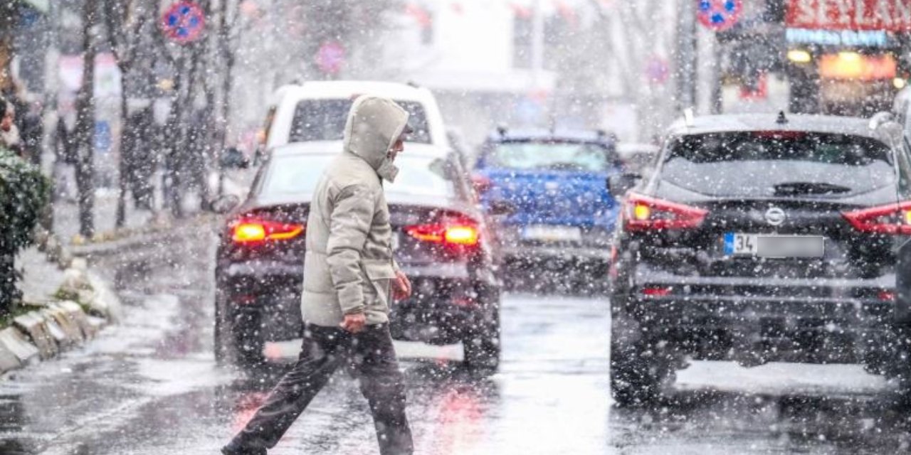 İstanbul'da neden beklendiği kadar kar yağmadı? İki uzman sebebini açıkladı