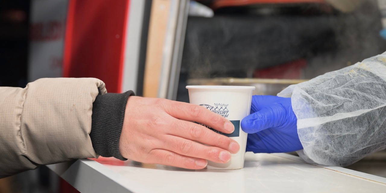 Esenyurt’ta metrobüs duraklarında vatandaşlara çorba ikramı