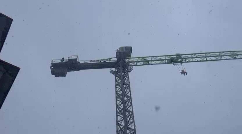 Maaşlarını alamayan işçilerden intihar girişimi