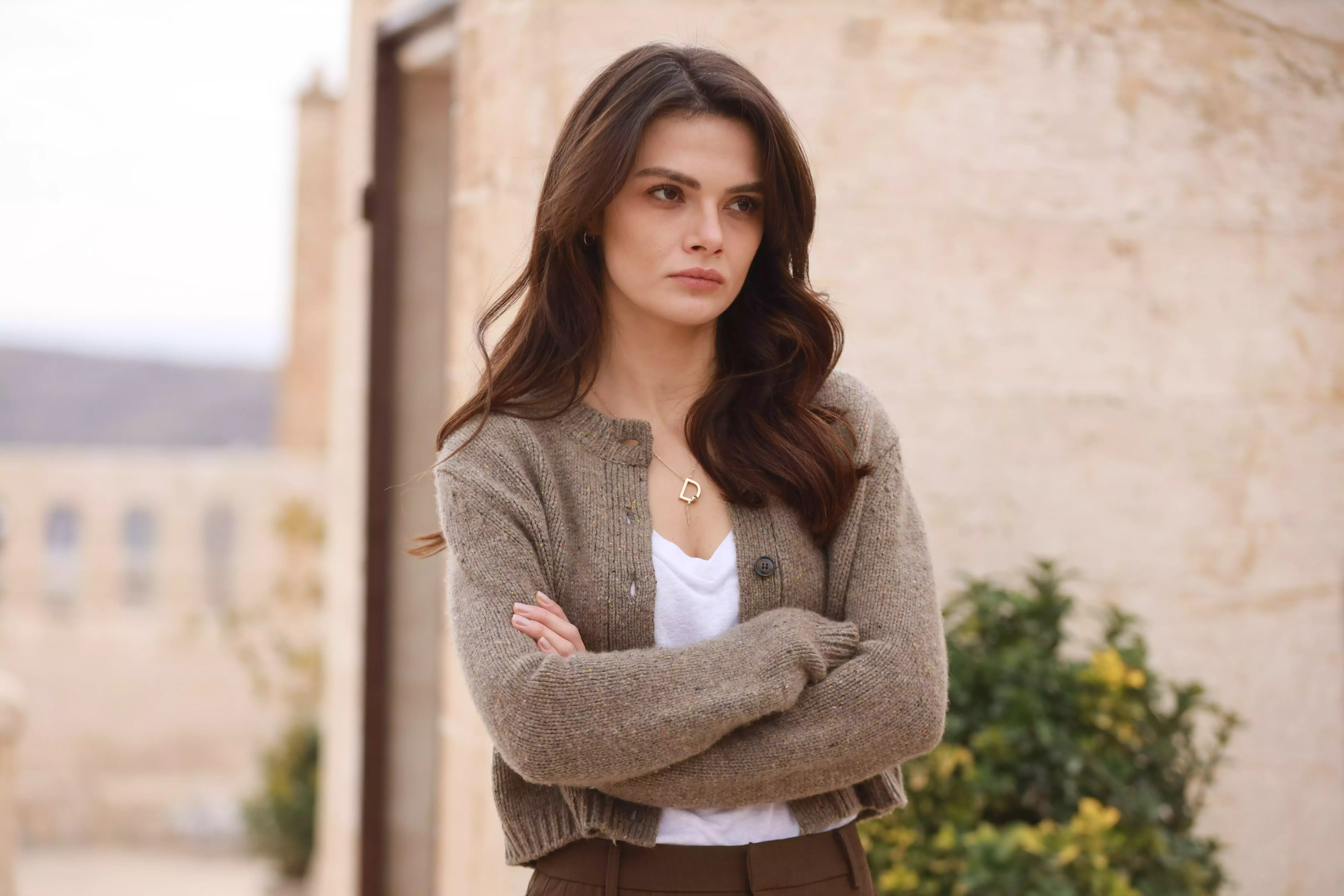 Uzak Şehir'in Alya'sı Sinem Ünsal büyük beğeni topladı