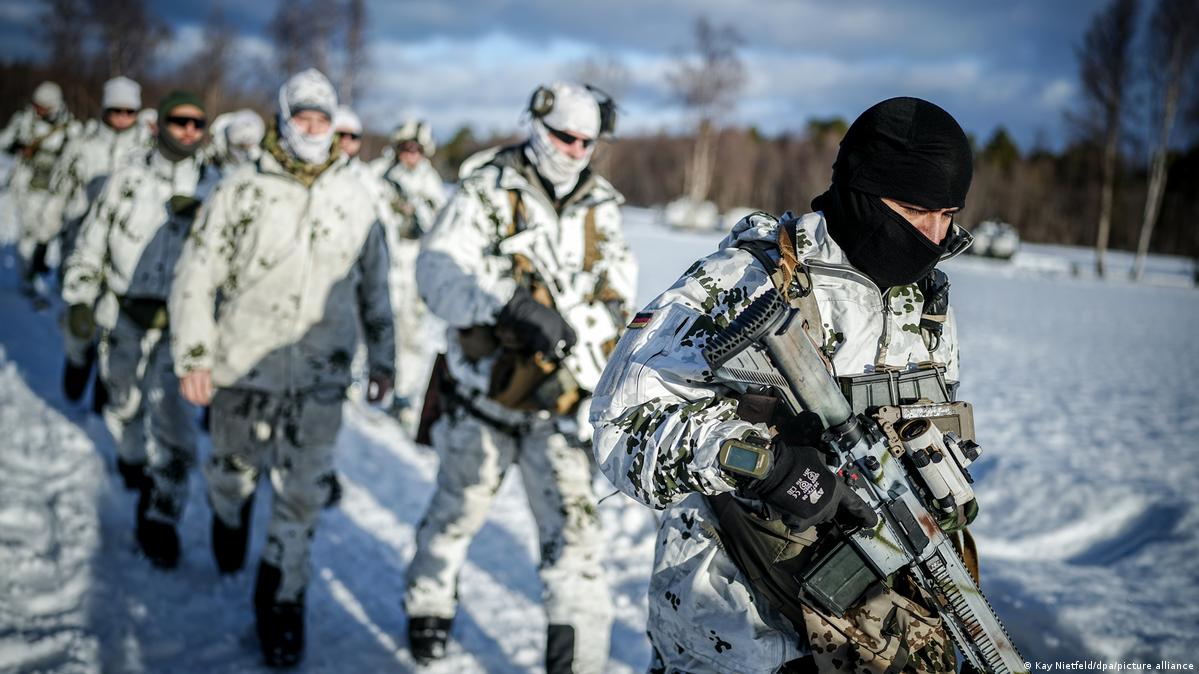 Norveç Grönland'a 2 asker yolladı: Trump 'Her şeyi yapabiliriz' demişti