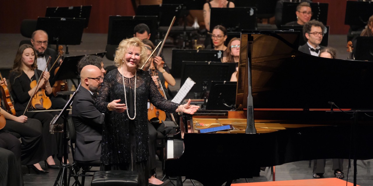 Eskişehir’de dünyaca ünlü piyanist Gülsin Onay ayakta alkışlandı