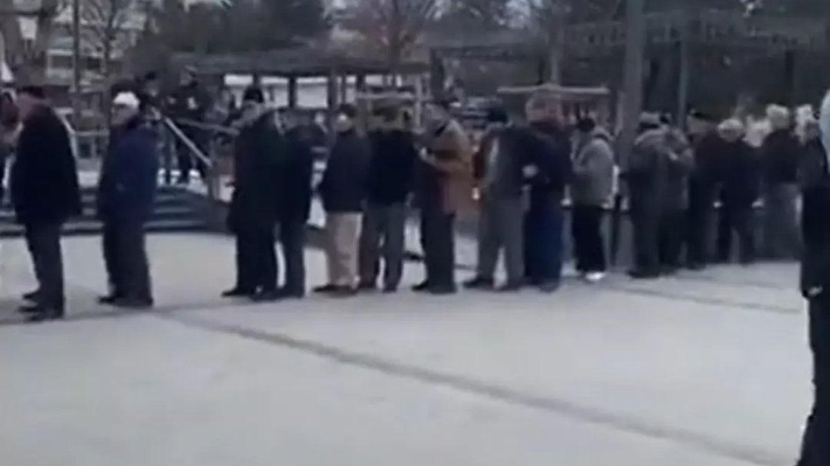 Çorum'da ücretsiz çorba kuyruğu: Emekliler ve gençler soğuk havaya rağmen sırada