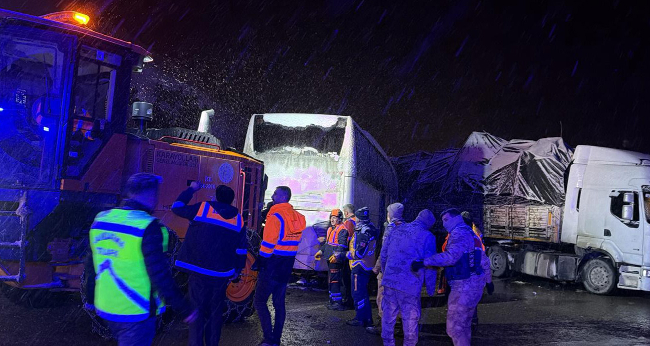 Yolcu otobüsü tıra çarptı: 3 yaralı