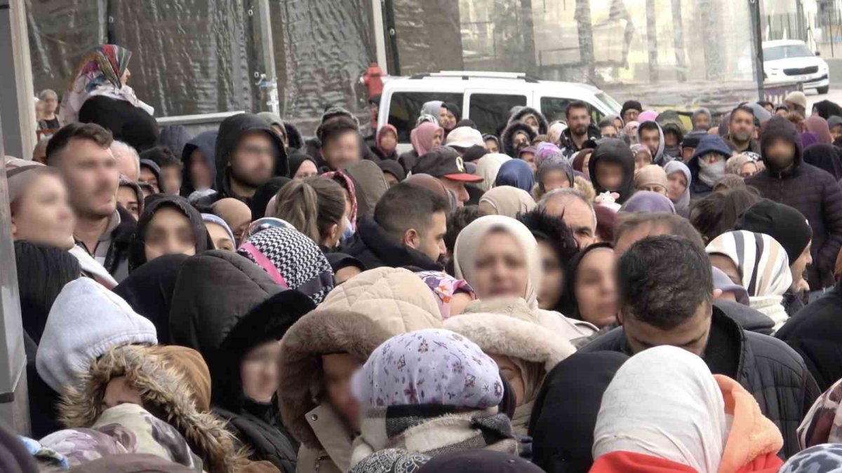 Soğuk havaya rağmen saatlerce beklediler: 100 TL'lik ürünler için birbirlerini ezdiler