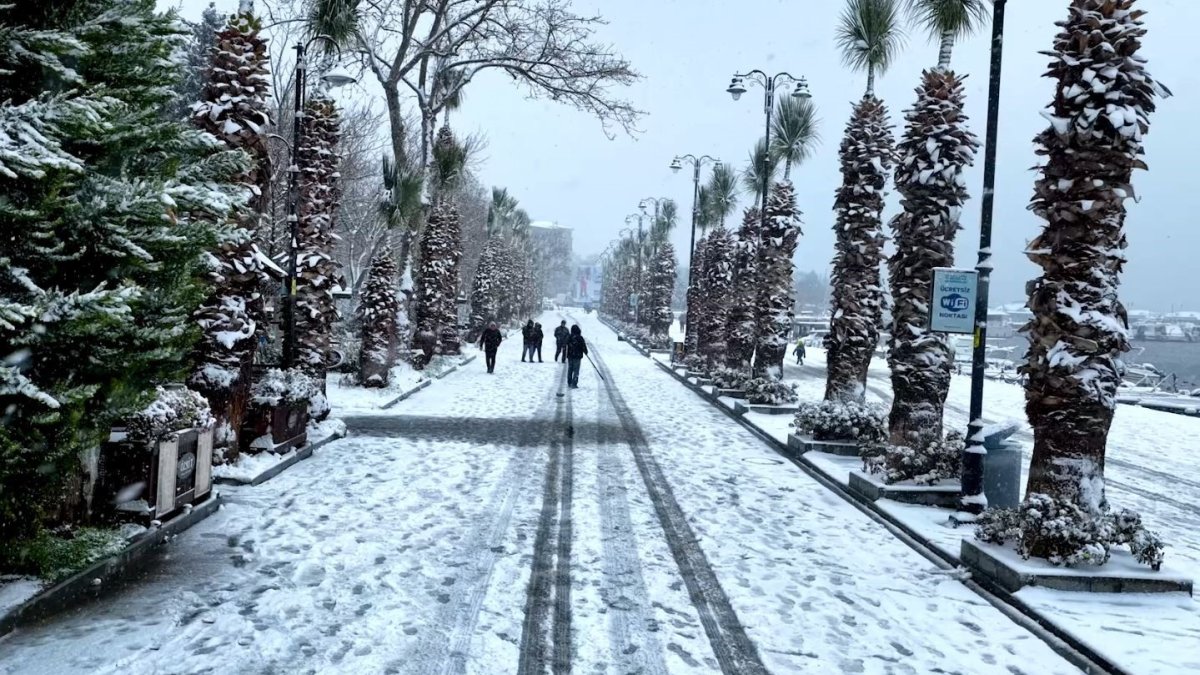 İstanbul’da kar etkisini artırdı: Silivri, Esenyurt, Esenler ve Küçükçekmece beyaza büründü