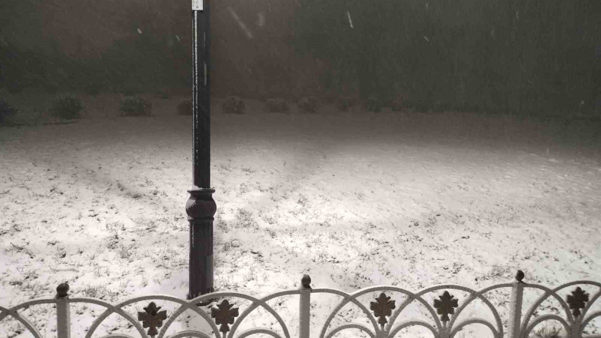 Megakent beyaza büründü: İstanbul'da kar etkisini artırdı