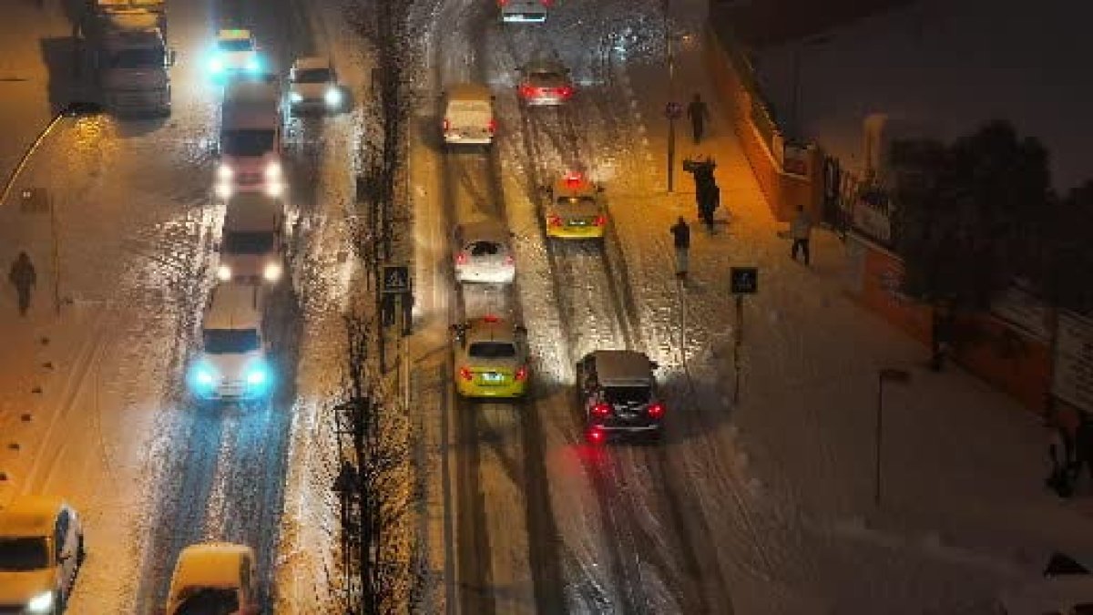 İstanbulluların karla mücadelesi: Bağcılar'da araçlar yolda kaldı