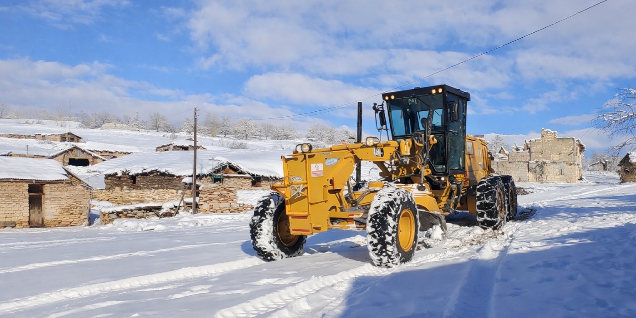 Eskişehir’de yoğun kar nedeniyle kapanan yol büyükşehir ekiplerince açıldı