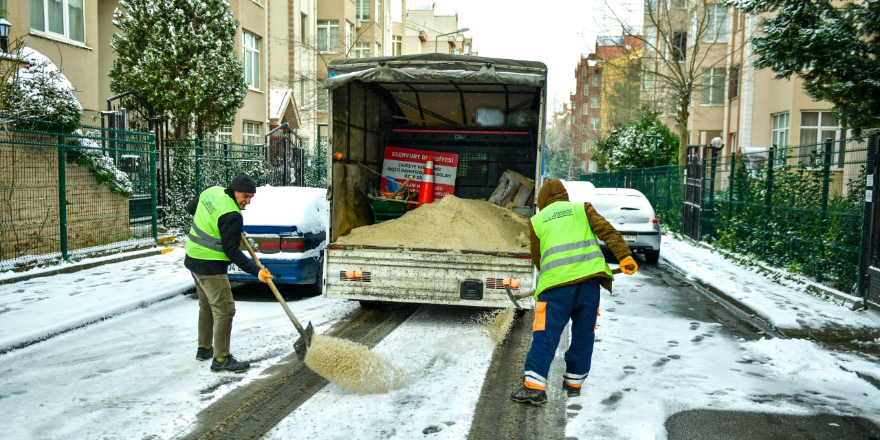 Esenyurt’ta karla mücadele ve sosyal destek çalışmaları sürüyor