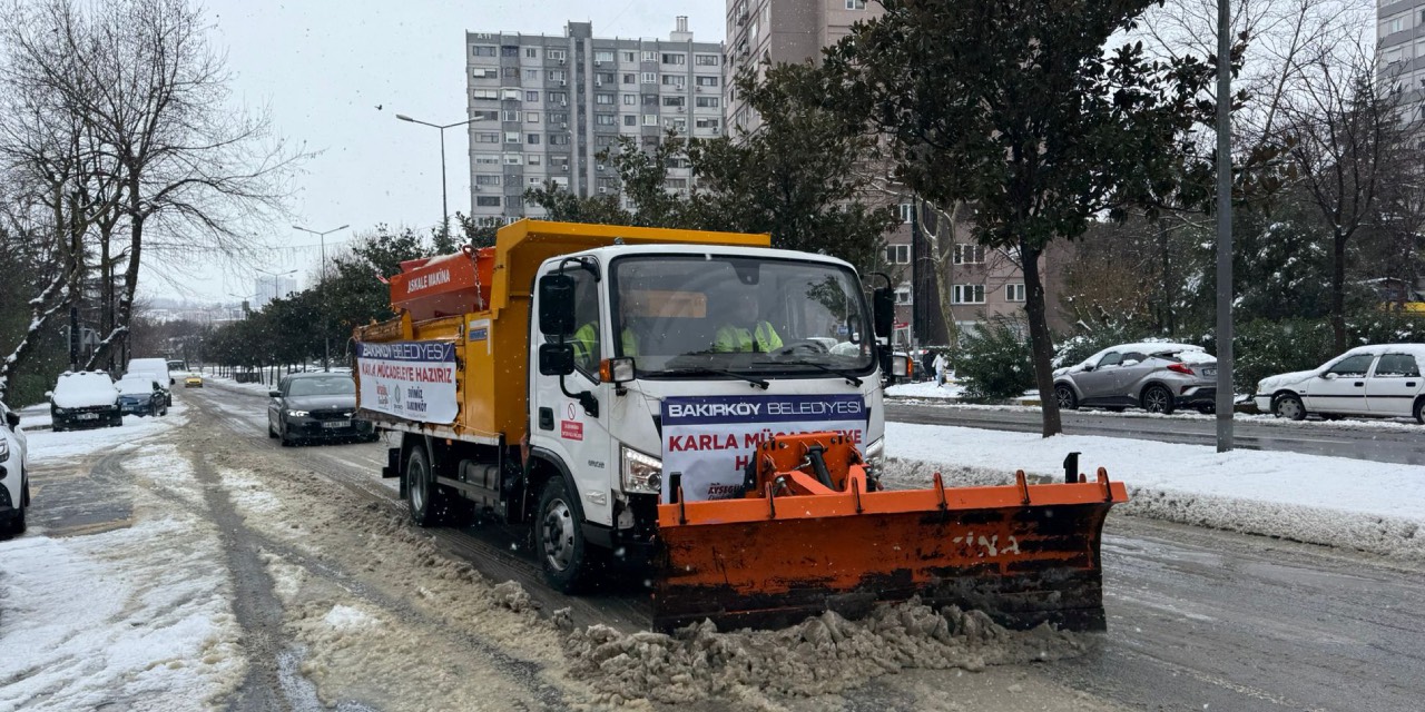 Bakırköy’de karla mücadele çalışmaları aralıksız devam ediyor