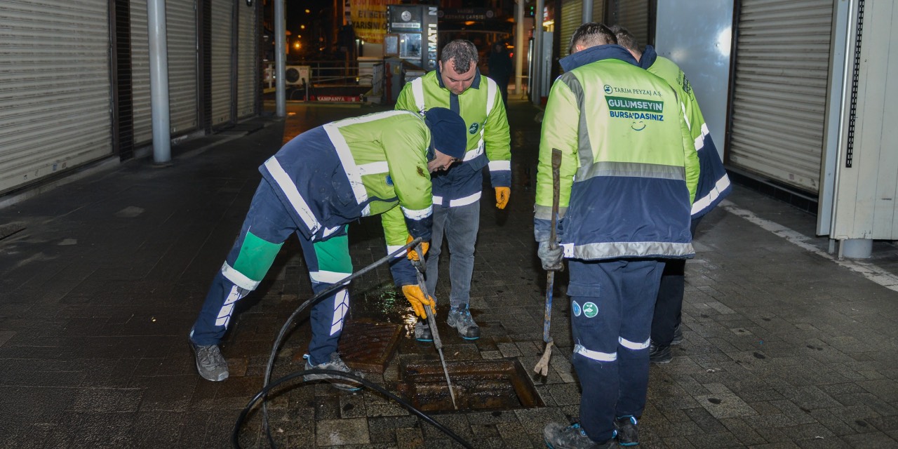 Bursa Tarihi Çarşı ve Hanlar Bölgesi’nde gece temizlik çalışması