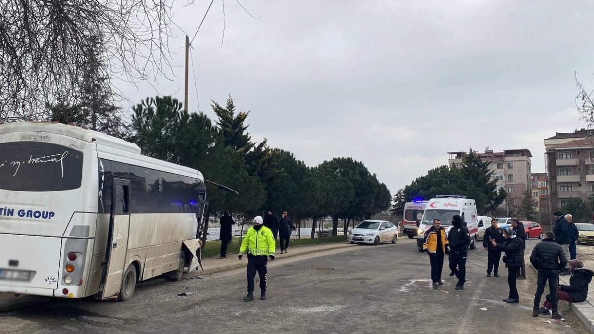 Tekirdağ'da midibüsler kafa kafaya çarpıştı: 19 yaralı