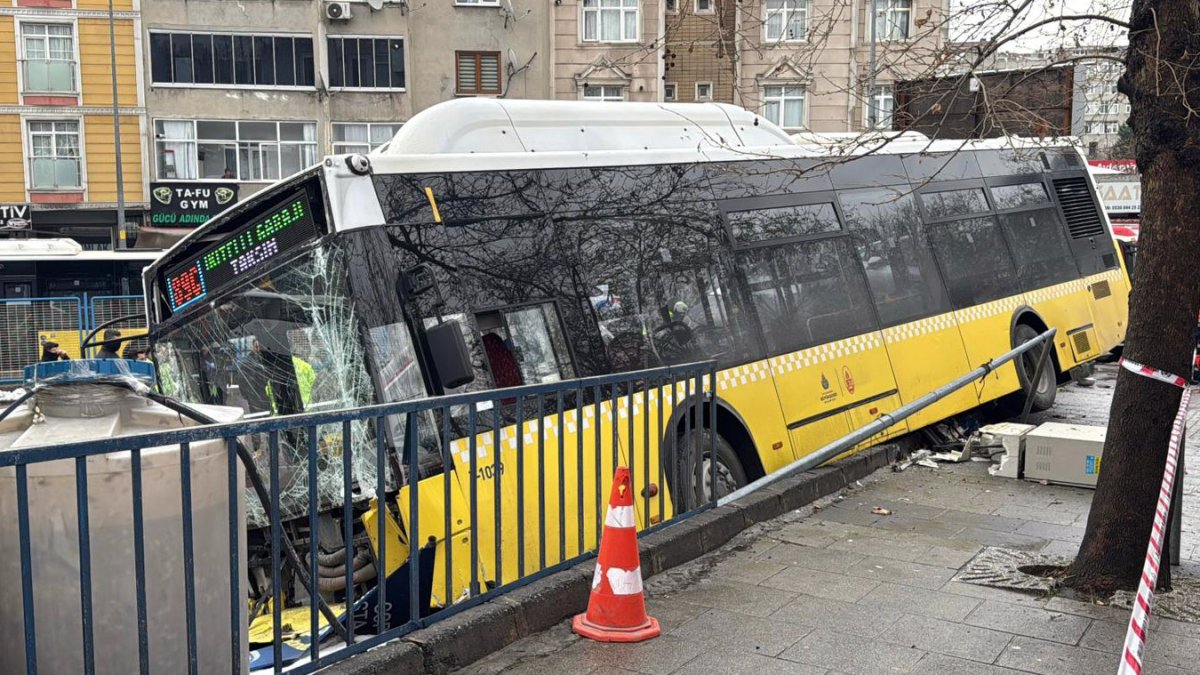 İETT otobüsü Esenler'de otoparka daldı