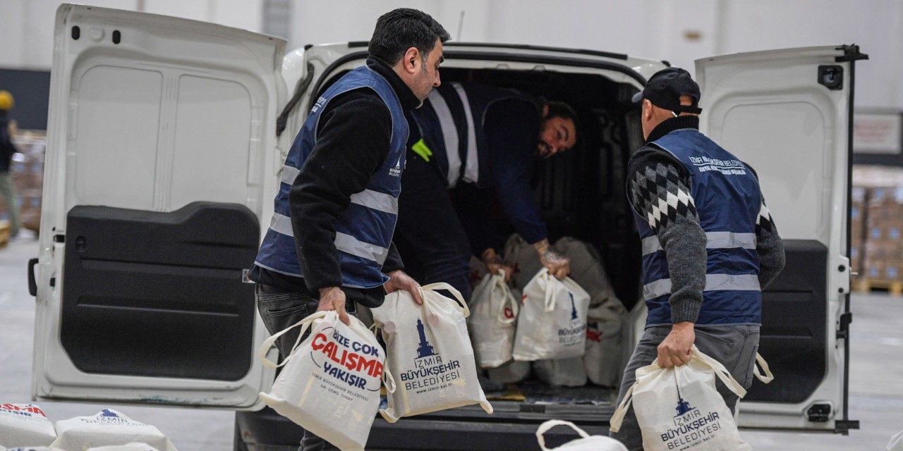 İzmir Büyükşehir ihtiyaç sahibi hanelere kahvaltı paketi dağıtımına başladı