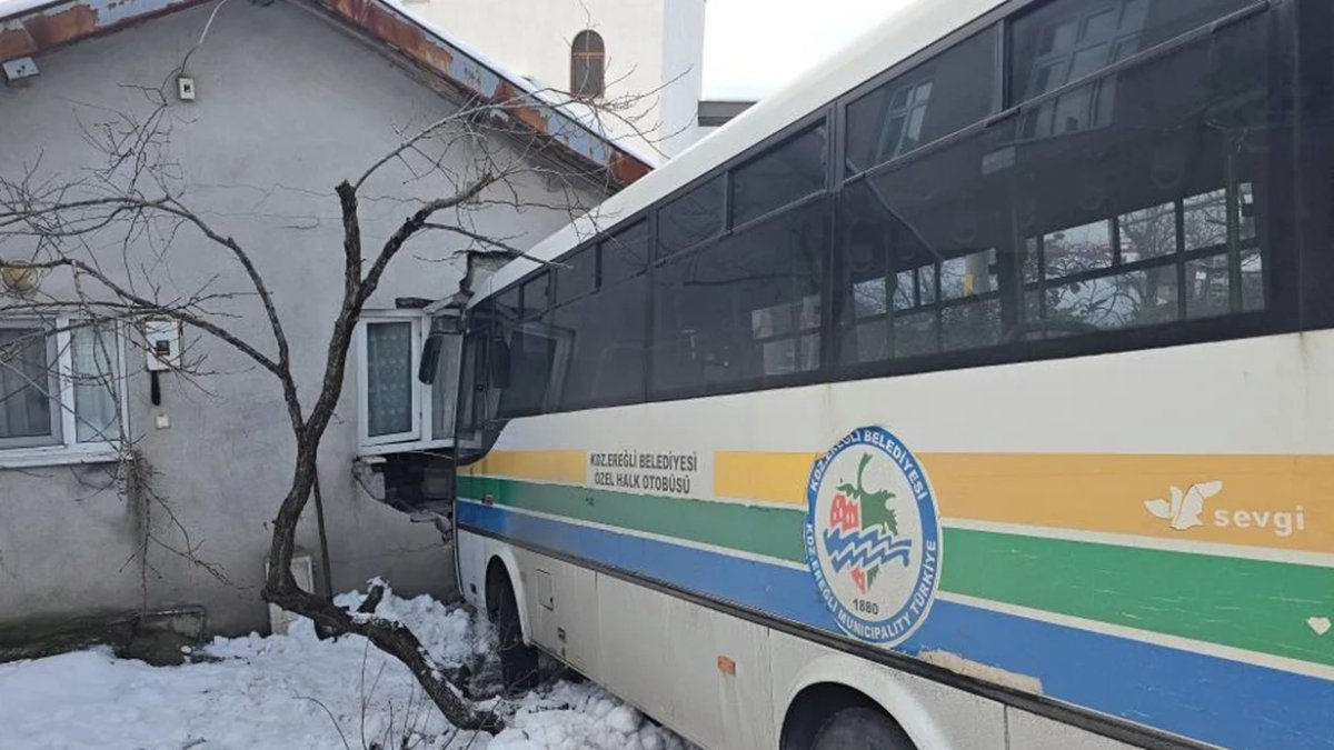 Kontrolden çıkan halk otobüsü eve çarptı