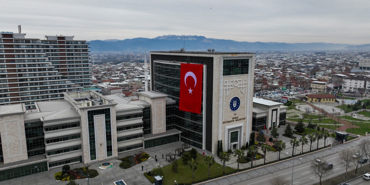 Bursa’da belediye alanları Türk Bayrağı ile donatıldı