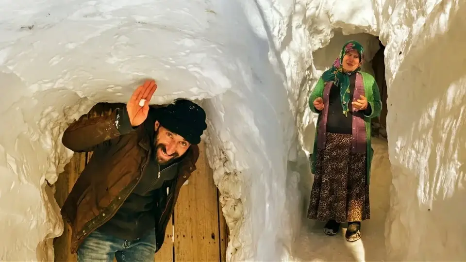 Evlerine kardan tünel yaparak giriyorlar! Görüntüler Türkiye'den