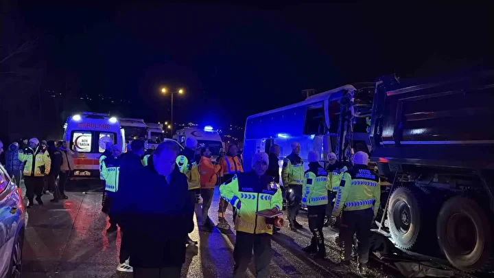 TEM Otoyolu'nda facia: 1 ölü 19 yaralı