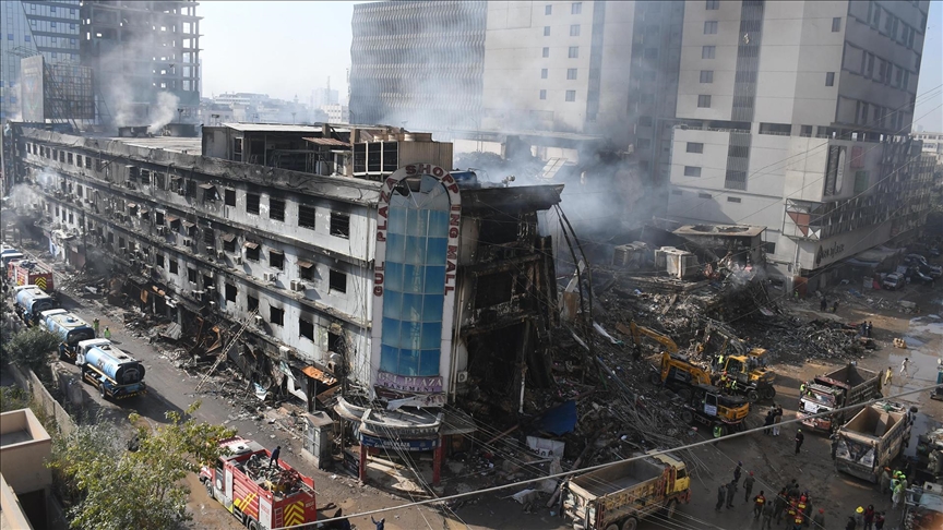 Pakistan'daki AVM yangınında can kaybı 60'a yükseldi!