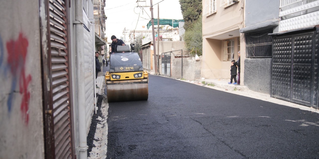 Seyhan Belediyesi Gülpınar ve Dumlupınar’da asfalt çalışmalarını sürdürdü