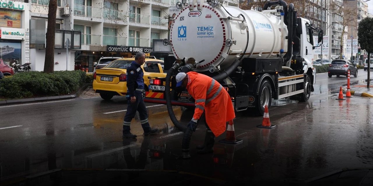 İzmir Büyükşehir Belediyesi sağanak yağışa karşı ekipleriyle sahada