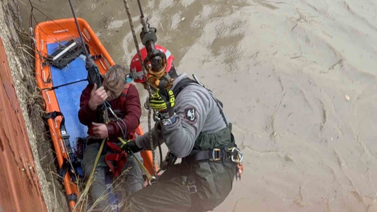 İzmir'de can pazarı: Hurda toplamak için indi mahsur kaldı