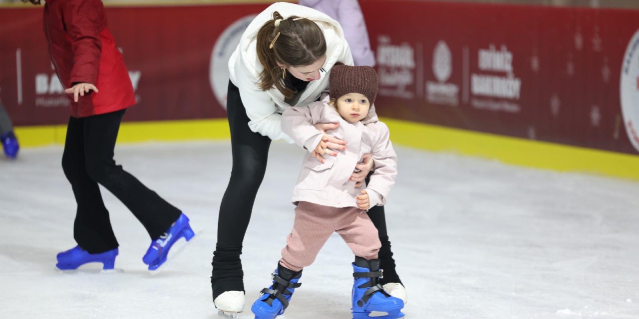 Bakırköy’de yarıyıl tatilinde buz pistine yoğun ilgi
