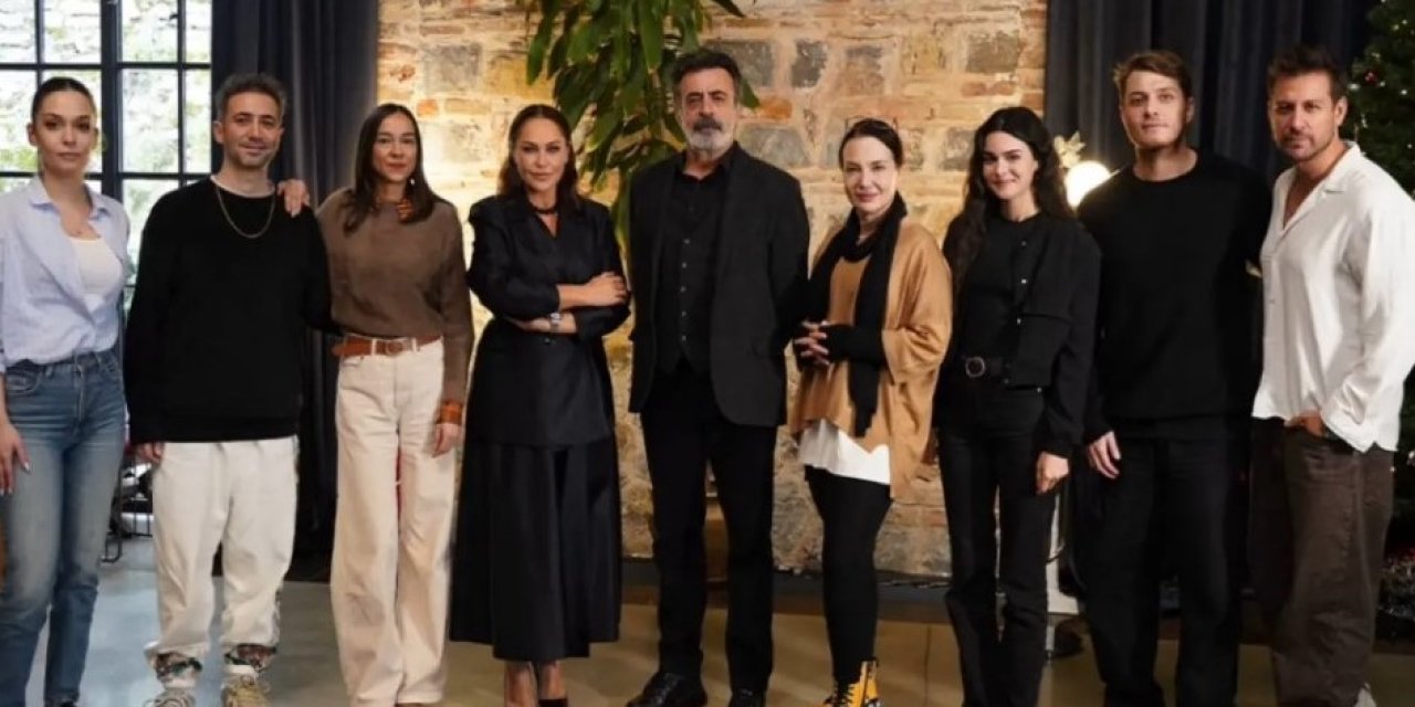 Aynı Yağmurun Altında dizisinin afişi yayımlandı