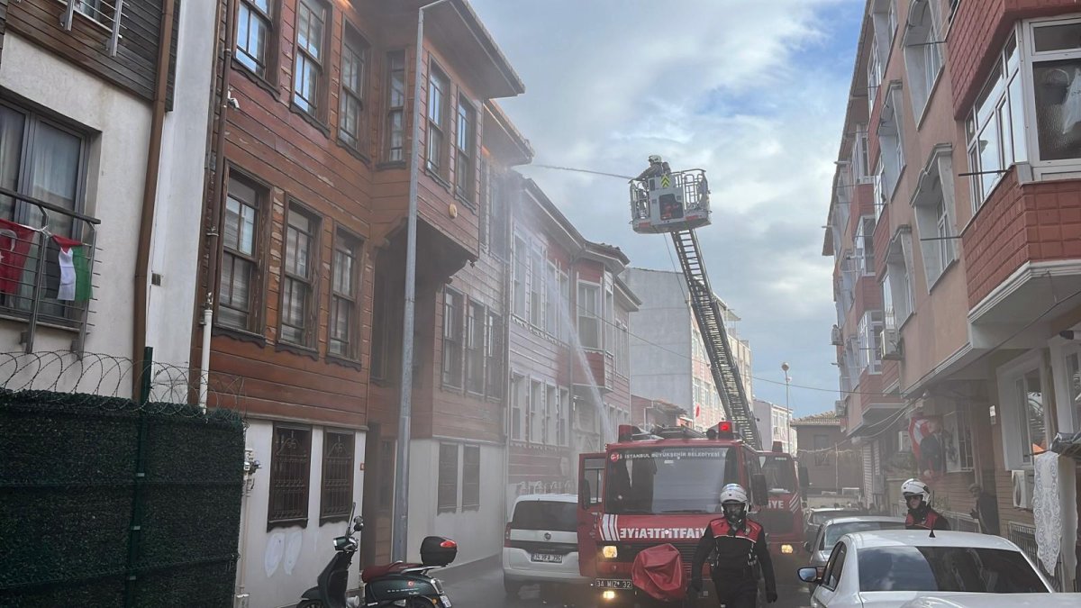 Fatih'te dergahtan yangın