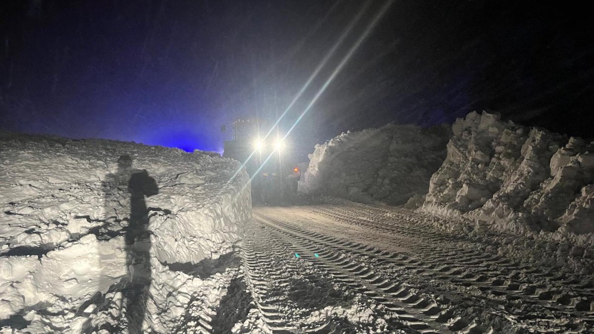 Erzincan–Sivas karayoluna çığ düştü: Araçlar mahsur kaldı